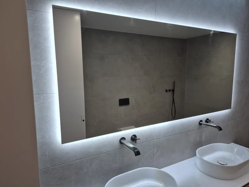 Espelhos com iluminação LED: funcionalidade e design na casa de banho